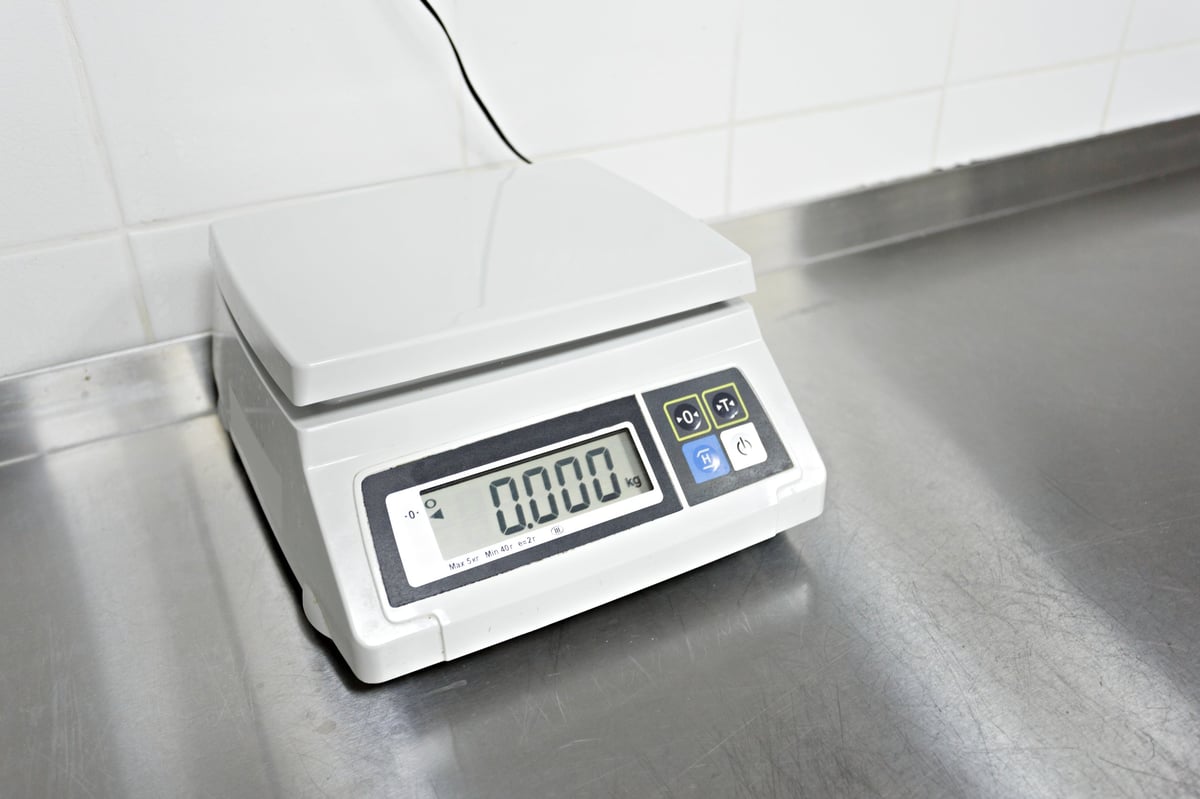 Digital scale displays zero weight in kitchen environment